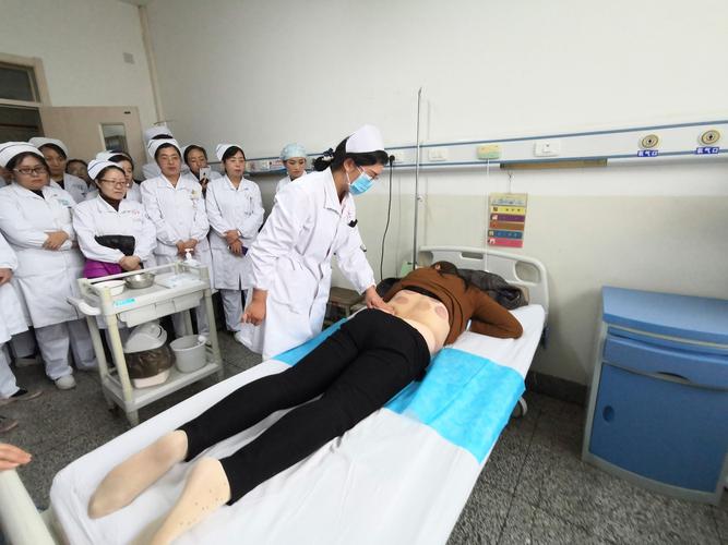 中医科护士任英成老师评估患者腰痛部位及疼痛性质.